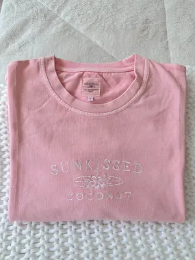 EMBROIDER SUNKISSEDCOCONUT TEE